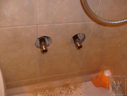 Faucet from the bathtub and not from the wall photo