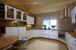 Терезе фотосы бар ағаш үйдегі бұрыштық асүйлер