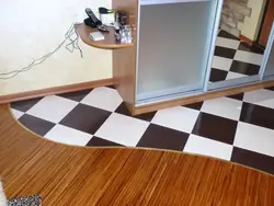 Koridorda Plitkalarning Laminatga O'Tish Fotosurati