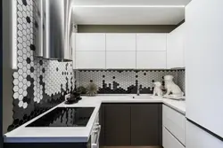 Qora va oq plitkalardan tayyorlangan oshxona apron fotosurati