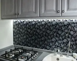 Qora va oq plitkalardan tayyorlangan oshxona apron fotosurati