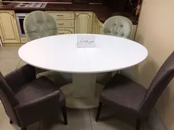 Oshxona fotosurati uchun bir oyoq ustidagi oval stol