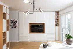 TV fotoşəkili üçün yer olan qonaq otağında divar şkafı