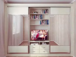 TV fotoşəkili üçün yer olan qonaq otağında divar şkafı