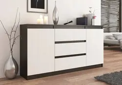 Eyni üslubda fotoşəkildə yataq otağında şkaf və şkaf