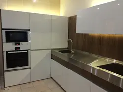 Фото кухни с пеналом под духовой шкаф и микроволновку