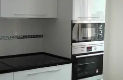 Фота кухні з пеналам пад духавую шафу і мікрахвалёўку