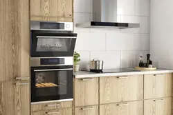 Soba və mikrodalğalı soba üçün qələm qutusu olan mətbəxin fotoşəkili