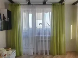 Müasir üslubda fotoşəkildə oturma otağında grommets üzərində tül