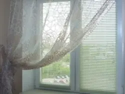 Жалюзі і цюль на адным акне фота на кухню
