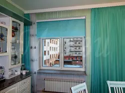Blinds and tulle on one window photo for the kitchen
