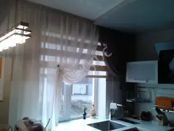 Асүйге арналған бір терезе фотосуретіндегі жалюзи мен тюль