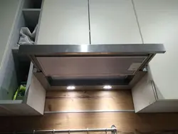 Убудаваная выцяжка для кухні з адводам у вентыляцыю фота