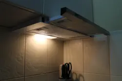 Ventilyasiya çıxışı fotoşəkili ilə quraşdırılmış mətbəx başlığı