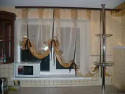 Oshxona fotosuratida korniş bo'lmasa, pardalarni qanday osib qo'yish kerak