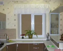 Oshxonadagi fotosuratda bitta derazada pardalar va pardalar