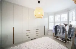 Жатын Бөлмесінің Ілмелі Есіктері Бар Төбеге Арналған Шкаф Фото