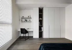 Yotoqxona fotosurati uchun menteşeli eshiklar bilan shiftga shkaf