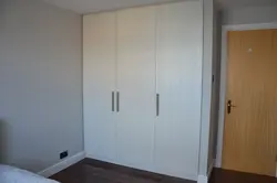 Wardrobe to the ceiling with hinged doors to the bedroom photo