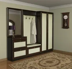 Koridorda oyna va poyafzal rafi bilan toymasin shkaflar arzon fotosurat