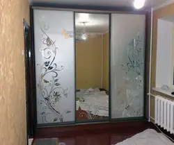 Як зачыніць люстэрка на шафе ў спальні сваімі рукамі фота