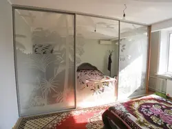 How to close a mirror on a closet in the bedroom with your own hands photo