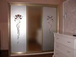 Öz əlinizlə fotoşəkil ilə yataq otağında bir şkafda bir güzgü necə bağlamaq olar