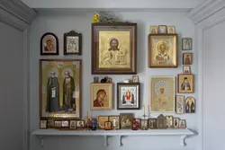 Жатын бөлмесінің фотосуретіндегі үйдегі белгішелерді қай бұрышқа іліп қояды