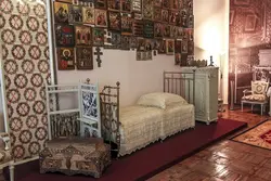 В каком углу вешают иконы в доме в спальне фото