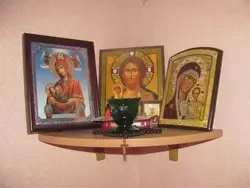 В каком углу вешают иконы в доме в спальне фото