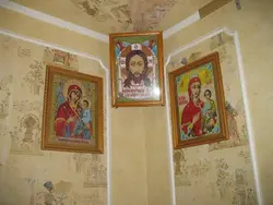 В каком углу вешают иконы в доме в спальне фото