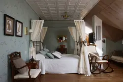 Интерьер спальни старый