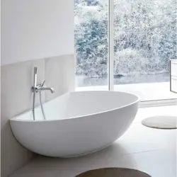 Wall-mounted bathtub in the interior