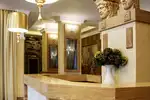 Qonaq otağının interyerində travertin