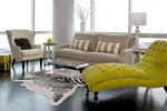 Кушетка в интерьере гостиной