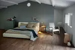 Yotoqxonaning ichki qismidagi chinni plitkalar