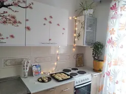 Интерьер кухни с сакурой