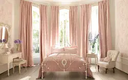 Powder curtains in the bedroom interior