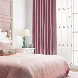 Powder curtains in the bedroom interior