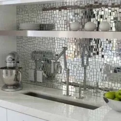Зеркальная мозаика в интерьере кухни