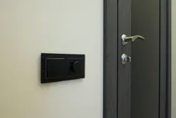 Черные розетки в интерьере спальни