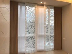 Yashash xonasining ichki qismidagi yapon pardalari