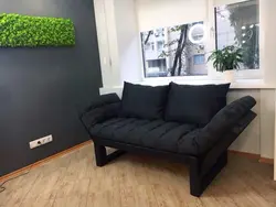 Oshxonaning Ichki Qismidagi Qora Divan