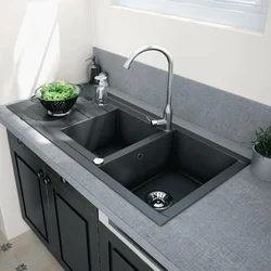 Mətbəx interyerində boz lavabo