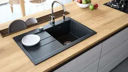 Oshxonaning ichki qismidagi kulrang lavabo