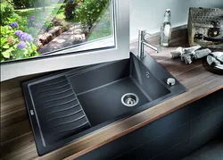 Oshxonaning Ichki Qismidagi Kulrang Lavabo