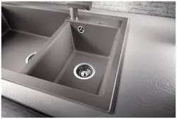 Oshxonaning Ichki Qismidagi Kulrang Lavabo