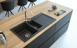 Серая мойка в интерьере кухни