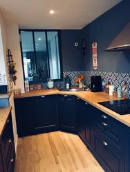 Interyerda ko'k IKEA oshxonasi