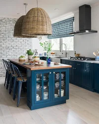 Interyerda ko'k IKEA oshxonasi